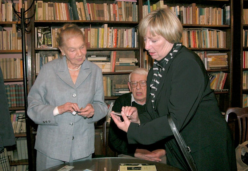 Spotkanie z Julią Hartwig zorganizowane przez Polski PEN Club z okazji jej 85. urodzin. Z prawej poetka Ewa Lipska. Warszawa, 2 października 2006, fot. Włodzimierz Wasyluk